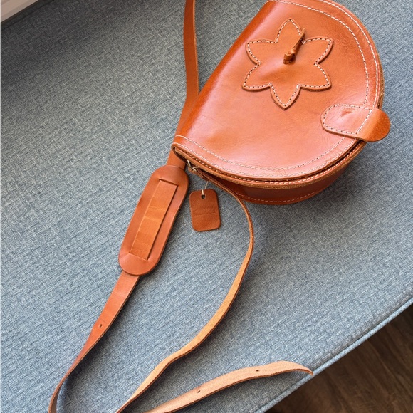 Elegant Tan Leather Crossbody Bag with Floral Accent NWT - Picture 2 of 4
